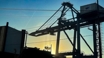 Imagem de destaque da notícia: Tarifaço americano faz confiança da indústria exportadora desabar, aponta pesquisa inédita da CNI