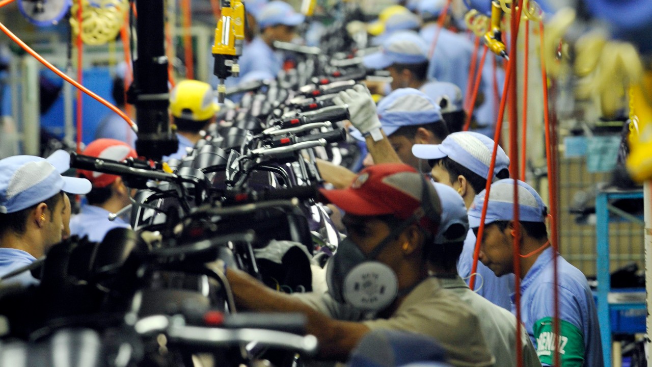 Produção e emprego na indústria crescem em julho, aponta CNI