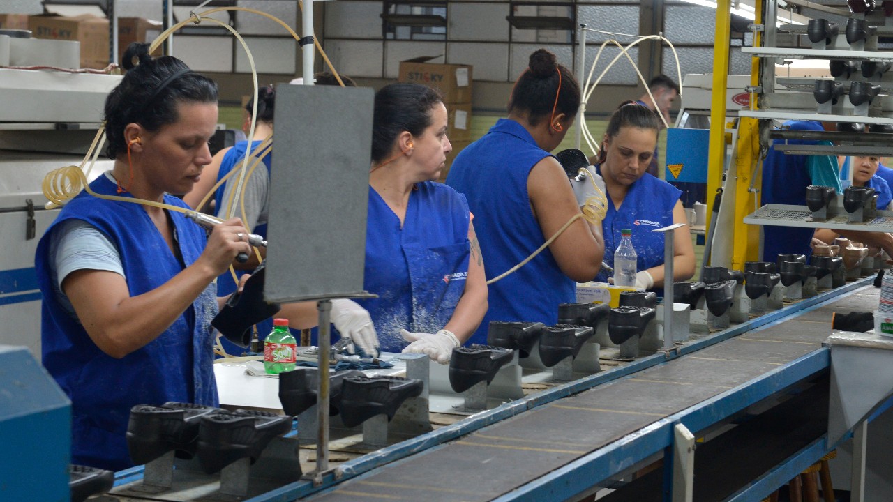 Imagem de destaque da notícia: CNI divulga perfil da indústria nos 26 estados e no Distrito Federal