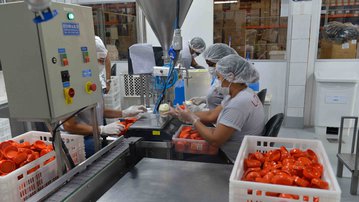 Faturamento e horas trabalhadas na produção industrial cresceram em abril, aponta CNI