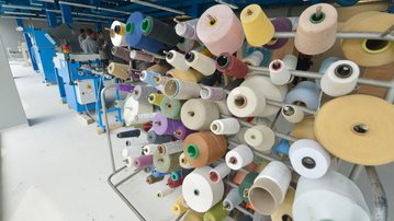 Entre fios e sustentabilidade: a transformação da indústria têxtil rumo a um futuro mais verde