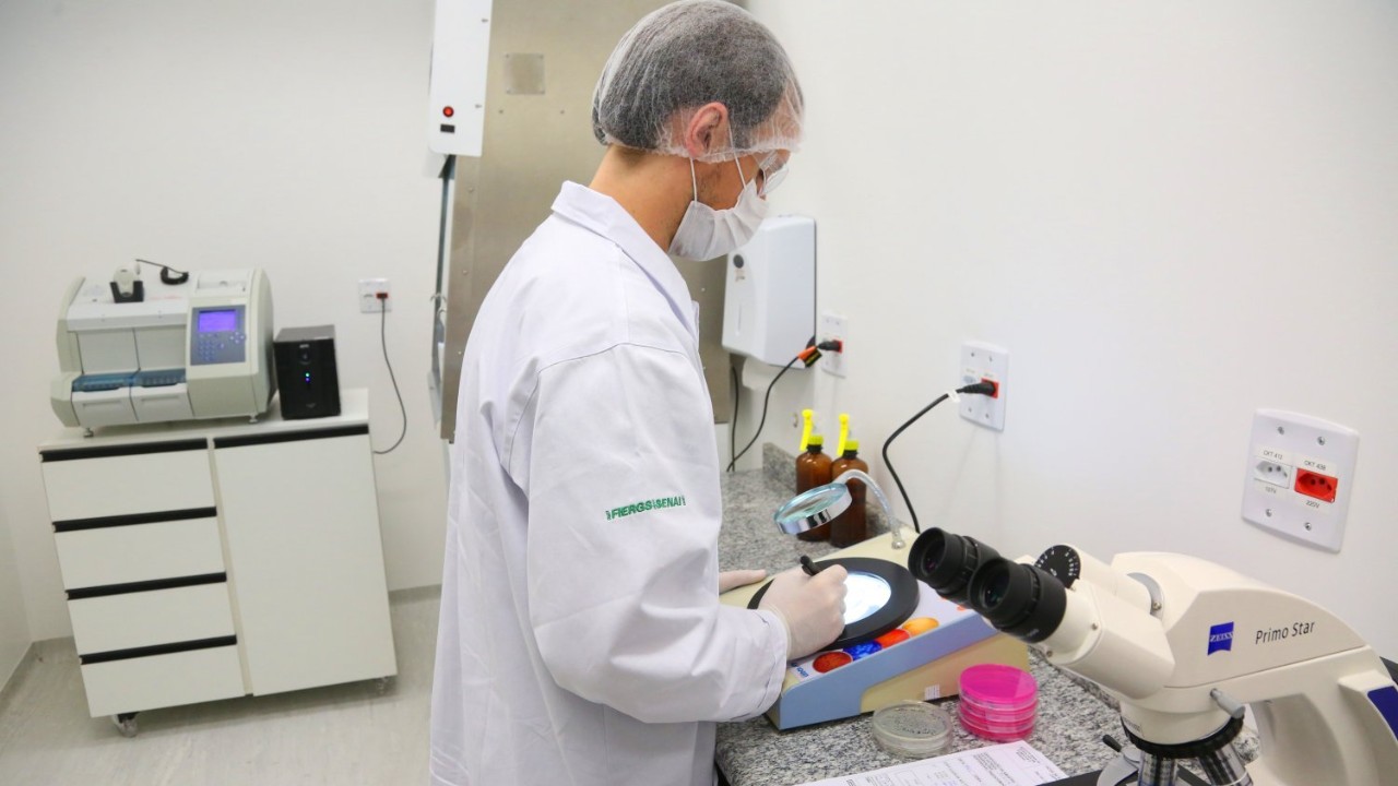 Laboratório de Microbiologia do SENAI recebe reconhecimento do Inmetro