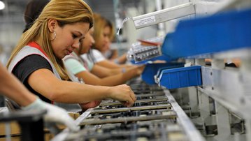 Custo do trabalho cai e indústria brasileira ganha competitividade, informa CNI