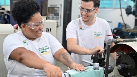 FIERGS e Petrobras oferecem cursos gratuitos e SENAI CETIQT debate convivência entre gerações