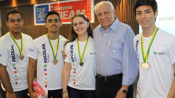 Competidores amazonenses da Olimpíada do Conhecimento recebem homenagem