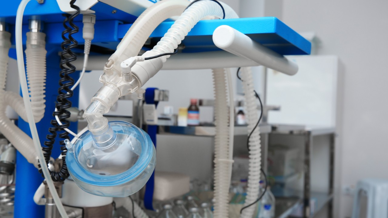 Com estratégia inovadora, indústria aumenta  produção de respiradores hospitalares