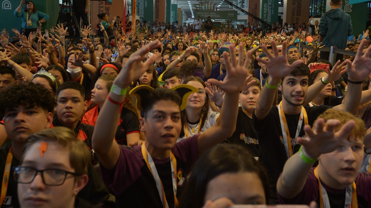 Cheia de energia, FIRST anuncia tema da temporada 2022-2023 ⚡