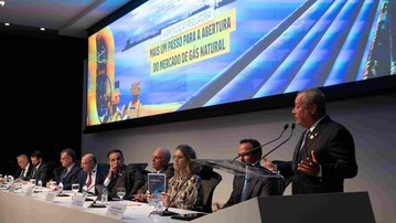 Preço do gás natural coloca o Brasil na contramão da economia mundial, diz presidente da CNI