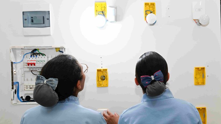SENAI e Schneider Electric preparam meninas para carreiras em energia e automação