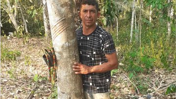 Seringueiro do Acre concorre a prêmio internacional por trabalho sustentável com látex