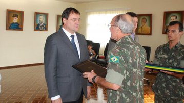 Longen recebe diploma de Amigo do Comando Militar do Oeste
