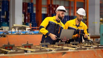 Imagem de destaque da notícia: Entenda a crise de mão de obra qualificada na indústria em meio a recorde de empregos no país