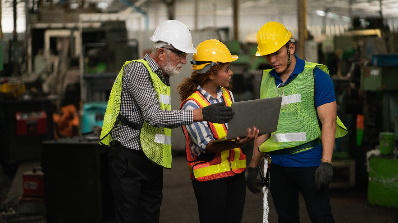 Imagem de destaque da notícia: Confiança cai em 23 de 29 setores industriais em outubro
