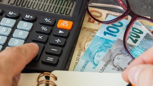 Custo Brasil está entre as principais barreiras da competitividade industrial, revela pesquisa da CNI