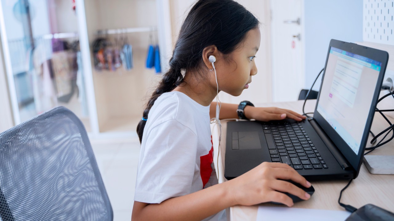 Escola deve usar a mídia para desenvolver cidadania nos alunos, sugere educador italiano