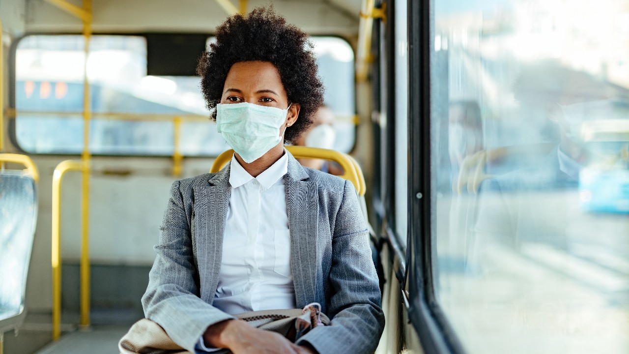 Imagem de destaque da notícia: Maioria da população usa máscara no transporte público