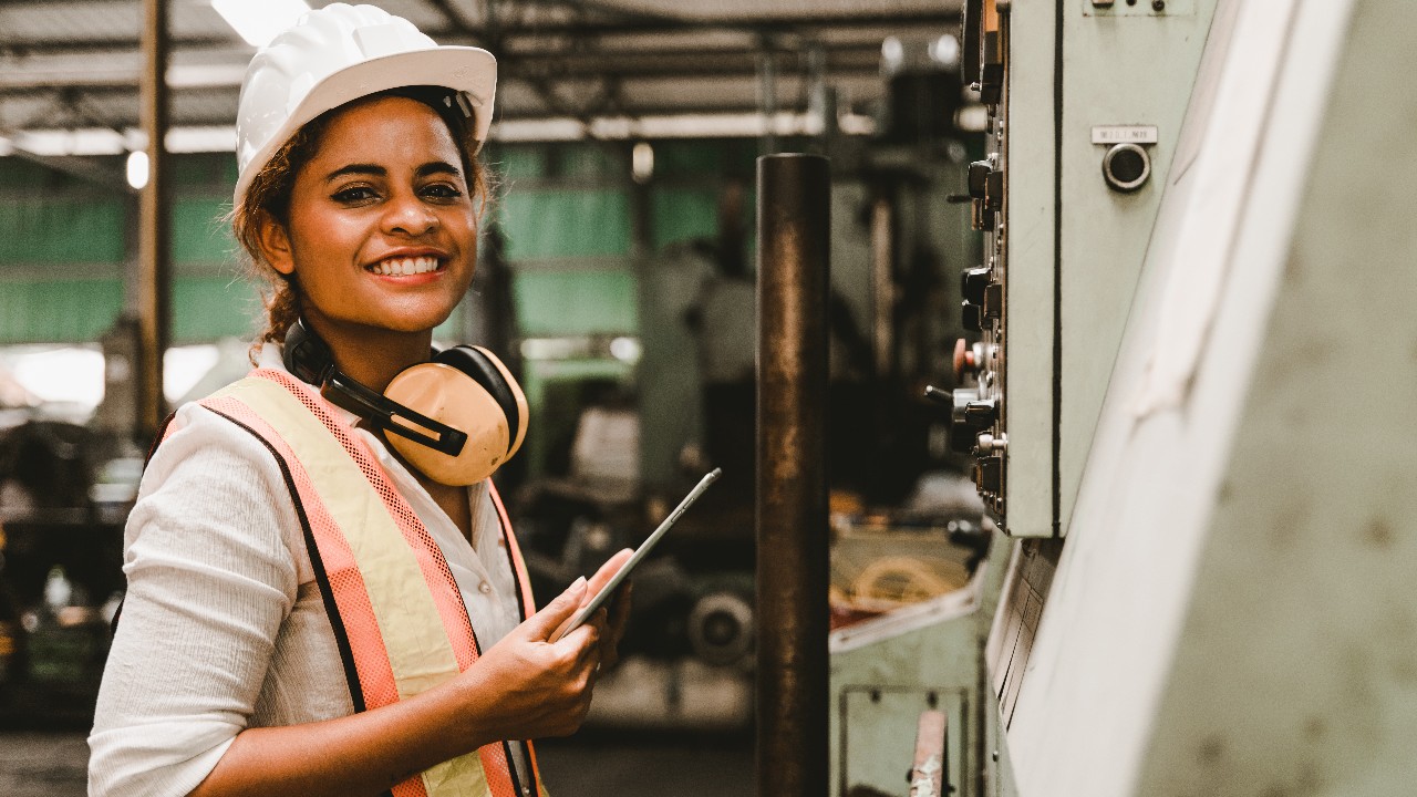6 em cada 10 empresas industriais contam com políticas para promoção de igualdade de gênero