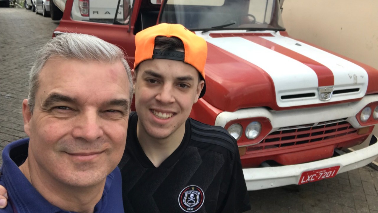 Apaixonados por carros, pai e filho fazem juntos curso de mecânica