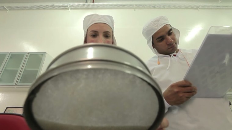 VÍDEO: O tecnólogo em alimentos é o responsável por garantir a qualidade do que chega às mesas dos brasileiros