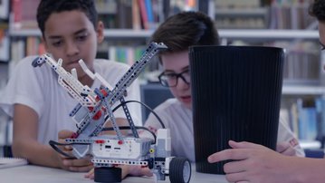 VÍDEO: Alunos de robótica aprendem, na prática, teoria estudada em sala de aula
