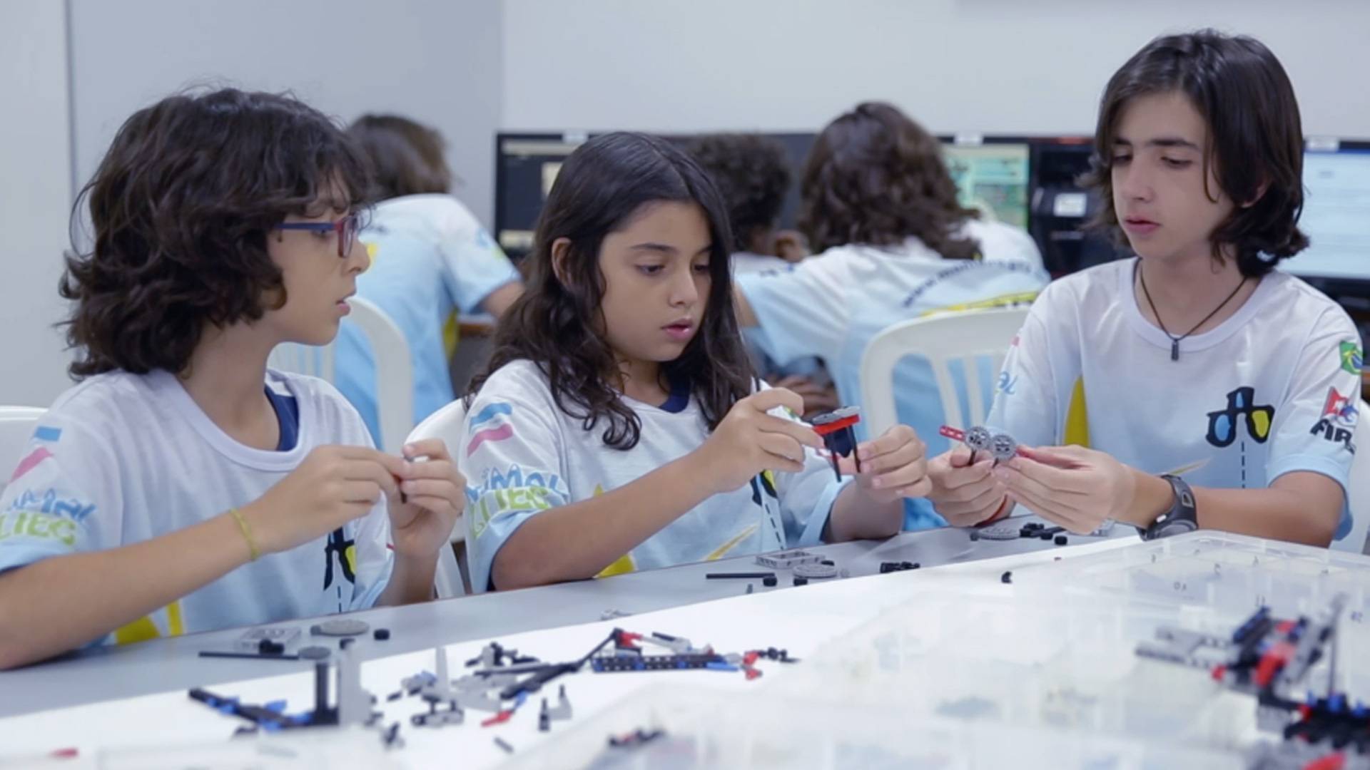 VÍDEO: Robótica desperta habilidades e competências nos estudantes
