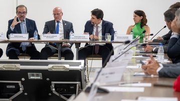 Capital internacional está ávido para investir no setor portuário no Brasil, diz ministro