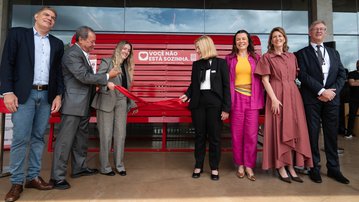 Imagem de destaque da notícia: Banco Vermelho gigante é inaugurado no SESI Lab e mobiliza indústria contra o feminicídio