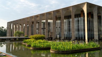 Imagem de destaque da notícia: Presidente da CNI discute isenções ao tarifaço em reunião no Itamaraty