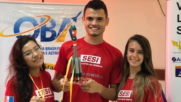 Alunos do SESI Alagoas ganham troféu na Mostra Brasileira de Foguetes