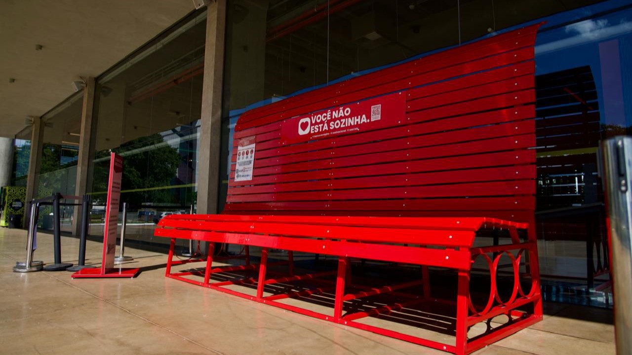 SESI Lab recebe banco vermelho gigante para reforçar mobilização contra o feminicídio SESI Lab recebe banco vermelho gigante para reforçar mobilização contra o feminicídio