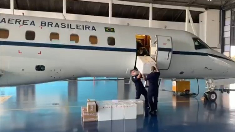 FAB transporta respiradores hospitalares que serão consertados pelo SENAI