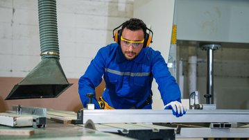 Após terceira queda consecutiva, faturamento industrial cai 2,7% em outubro, diz CNI