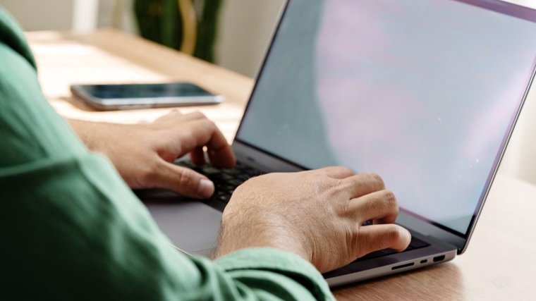 CNI: menos de 50% dos brasileiros domina habilidades digitais complexas, como o uso de IA