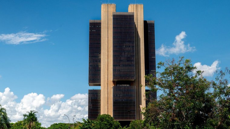 Manutenção da Selic em 15% impõe custo elevado à economia, avalia CNI