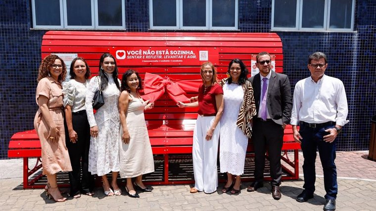 SESI e SENAI Bahia levam prevenção ao feminicídio às escolas com o Banco Vermelho