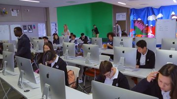 VÍDEO: Escola estadunidense é a única no mundo totalmente integrada a uma biblioteca de 9 andares