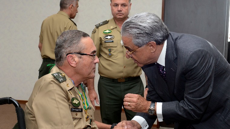 Comandante do Exército recebe homenagem da CNI