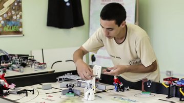 VÍDEO:  Veja como os projetos de robótica estimulam estudantes de Goiás, São Paulo e Alagoas