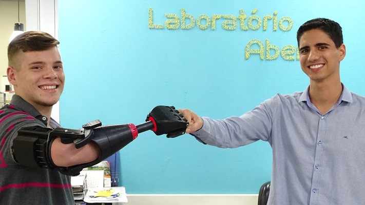 Parceria do SENAI desenvolve prótese para jovem que perdeu parte do braço