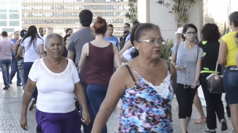 VÍDEO: Brasileiros usam mais serviços públicos por causa da crise econômica