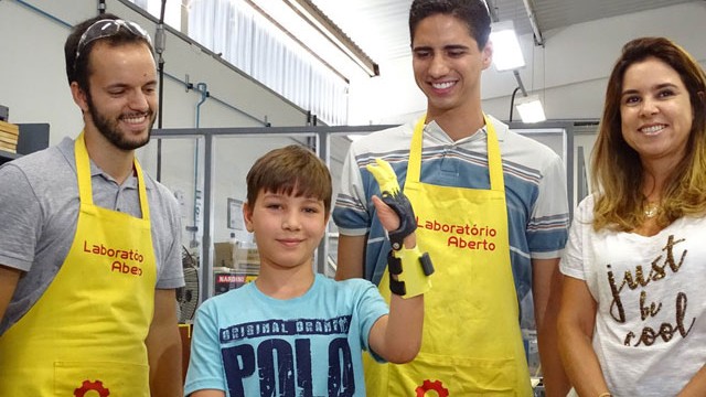 Laboratório do SENAI desenvolve prótese de mão para garoto que sonha em ser goleiro