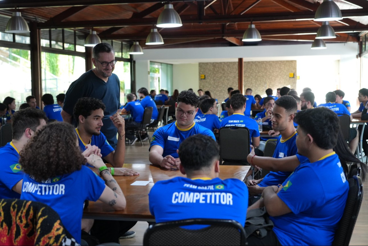 Caio Vinícius Azevedo, ao centro, 18 anos, representa Pernambuco na ocupação de Sistemas Aéreos Não Tripulados (Drones), uma das novidades da WorldSkills Shanghai 2026