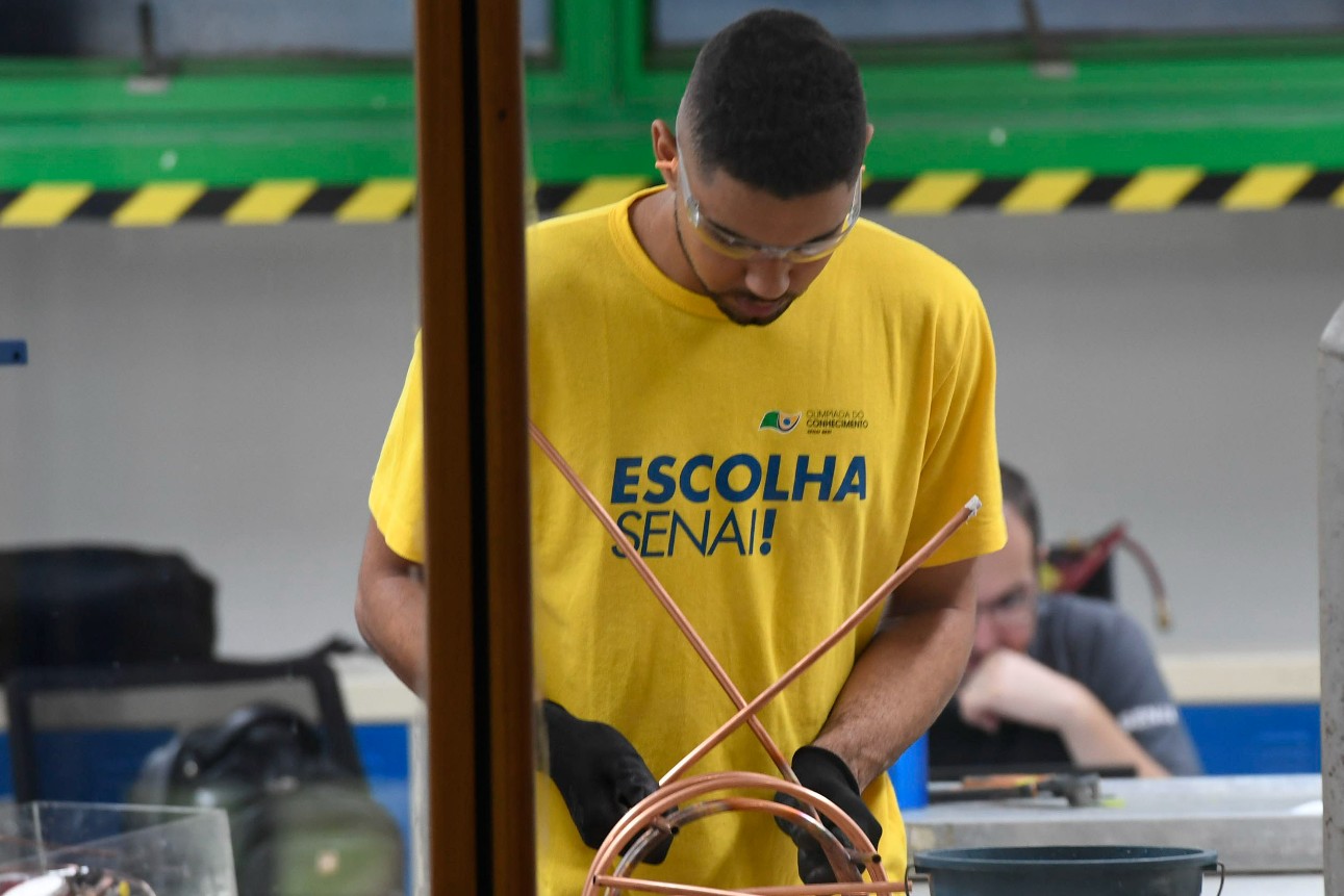 Aluno de curso técnico do SENAI na área de refrigeração