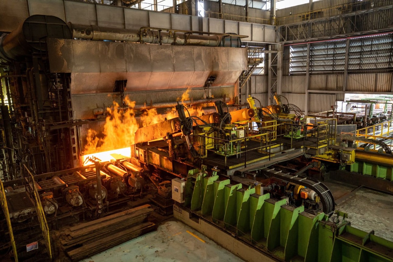 Imagem de fábrica com equipamento com fogo