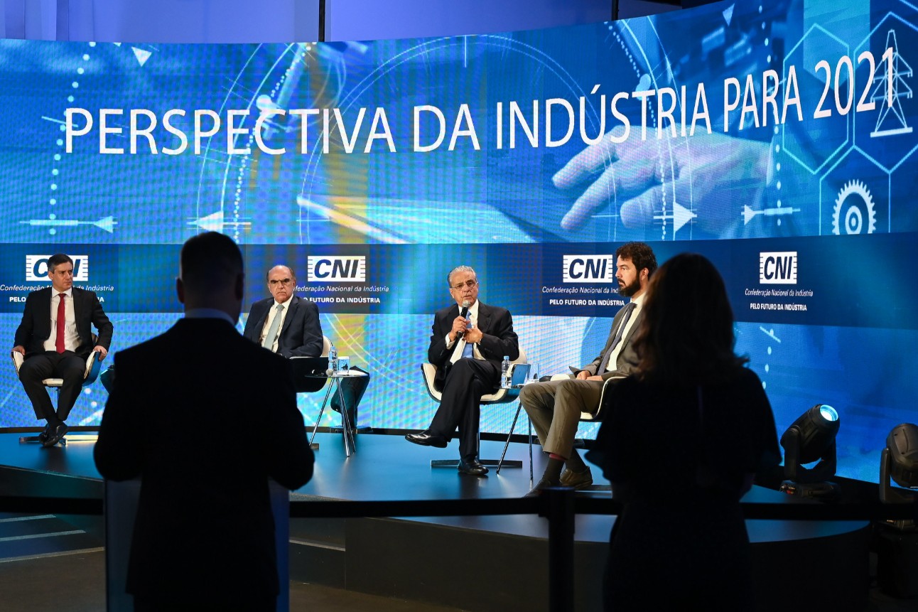 Economia brasileira deve crescer 4% em 2021, e PIB industrial, 4,4%
