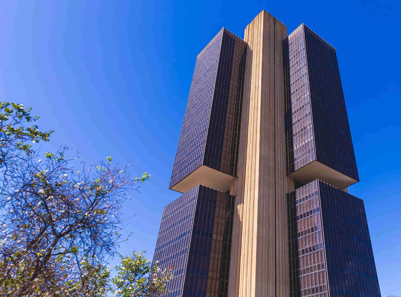 Banco Central do Brasil na cidade de Brasília, capital brasileira, e céu azul.
