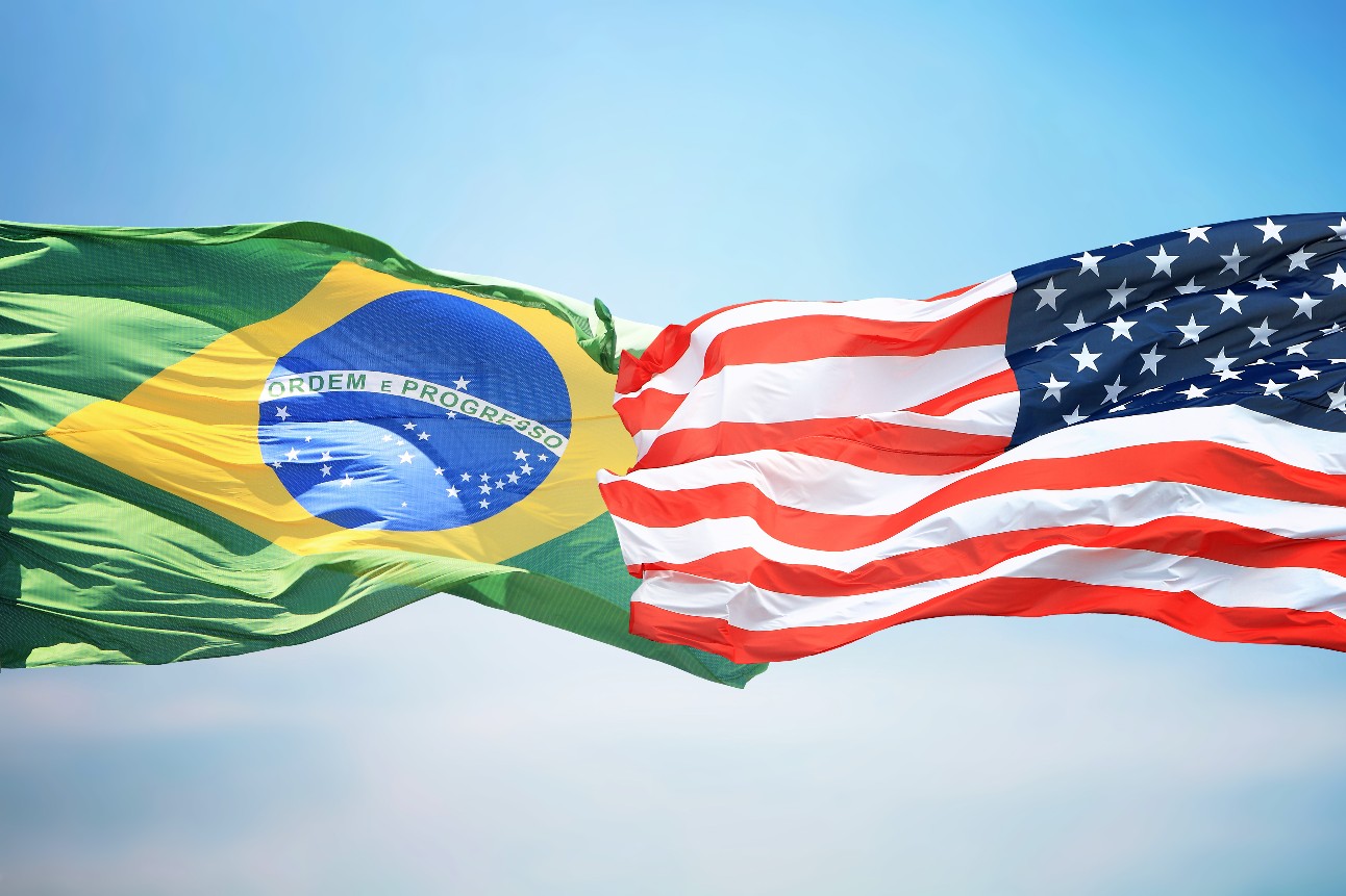 Bandeira dos EUA e Brasil contra o fundo do céu azul