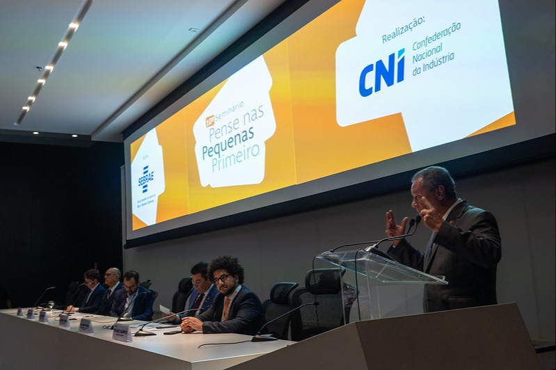Na abertura do evento, o presidente da CNI, Ricardo Alban, destacou que é importante formular estratégias para a inclusão dos pequenos negócios nas cadeias globais de valor. Foto: Gilberto Sousa/CNI