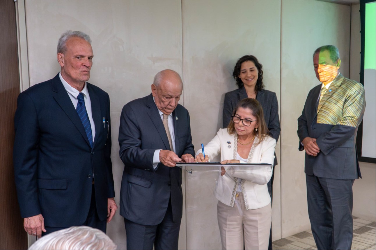 Izabel Itikawa, presidente da Ação Pró-Amazônia e da FIER, assina o acordo que marca uma nova etapa para a bioeconomia, a inovação e o desenvolvimento sustentável na Amazônia Legal. Foto: Augusto Coelho / CNI