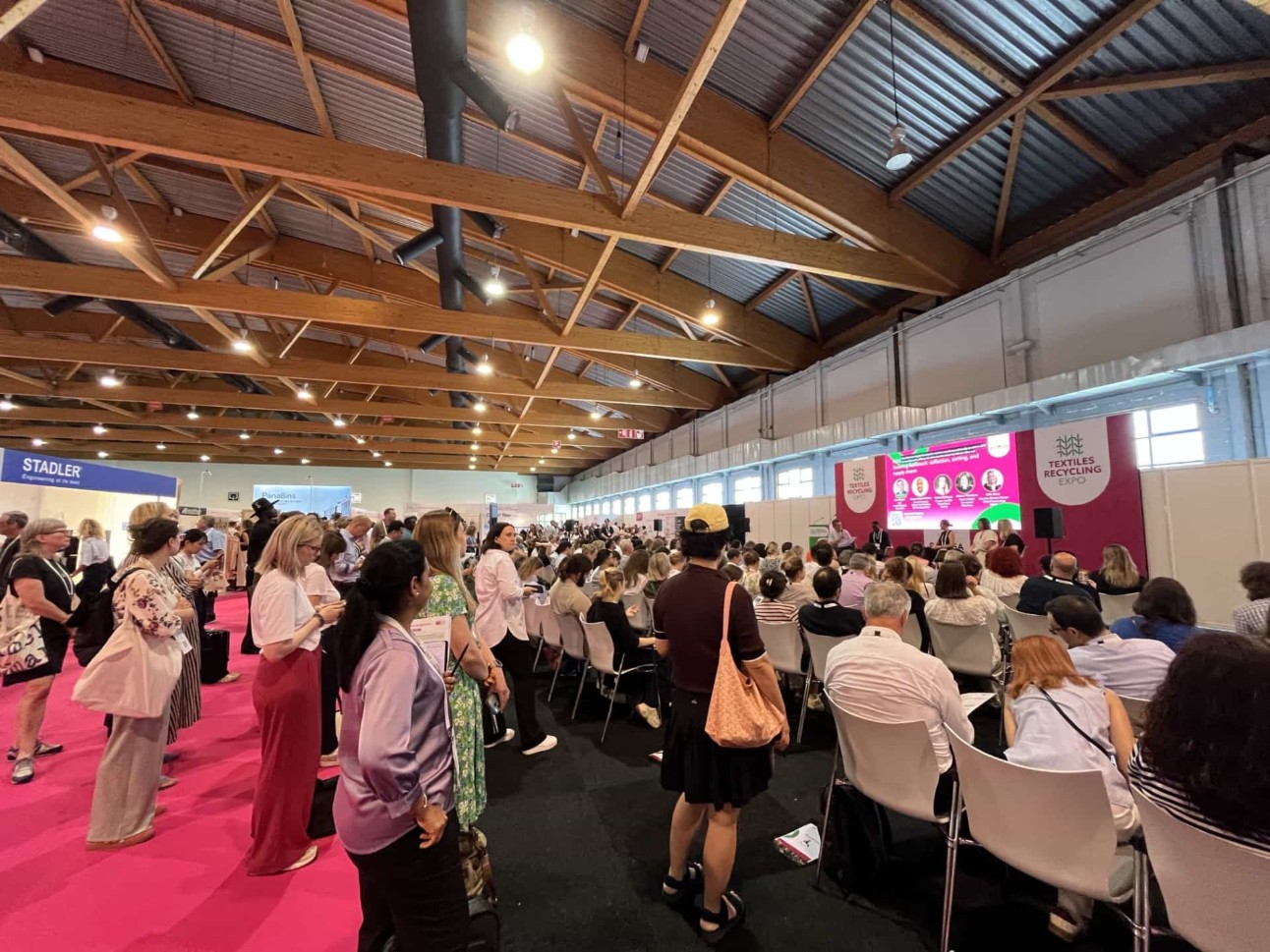 Textile Recycling Expo 2026, em Bruxelas, reuniu empresas, pesquisadores e especialistas para apresentar soluções inovadoras em reciclagem têxtil e economia circular. Foto: SENAI CETIQT/Divulgação